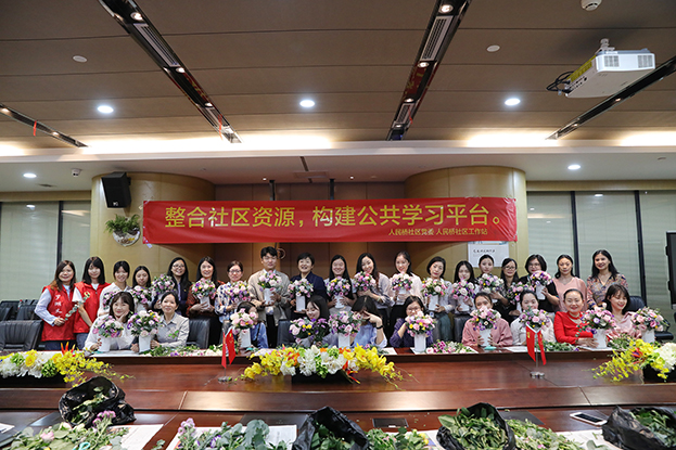 党建共建 罗湖区桂园街道人民桥社区“人人都是花艺师”插花活动走进MK游戏官方网站（中国）MK有限公司官网